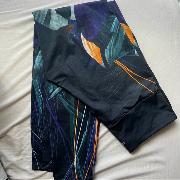 Compression yoga leggings - Medium - Geometric asymmetrical print - Picture 3 of 8
